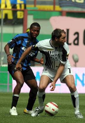 Daniel Maa Boumsong (Inter, li.) gegen Igor Tudor (Siena) -  Fußball Herren Serie A 2005 2006, 1. Italienische Liga, FC Internazionale Mailand - AC Siena 1:1 Gruppe Vereinsführung, Koordinator, Ausschuss Mailand Dynamik,
