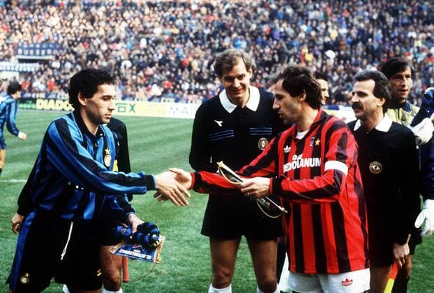 Franco Baresi (Milan, re.) begrüßt seinen Bruder Guiseppe Baresi (Inter), interessiert beobachtet von Schiedsrichter Pierluigi Pairetto - Fußball Herren Serie A 1991 1992, 1. Italienische Liga, FC Internazionale Mailand - AC Mailand 1:1 Gruppe Mailand