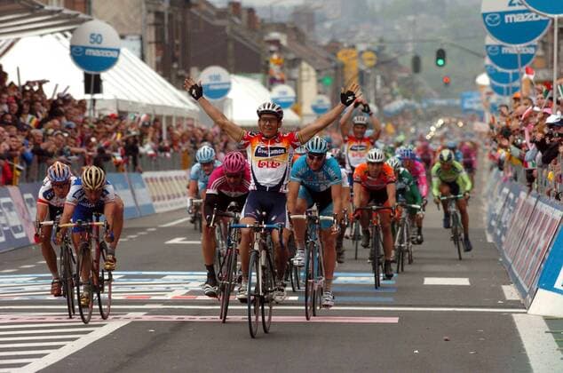 Robbie McEwen (Australien Davitamon Lotto) gewinnt vor Olaf Pollak (Deutschland T Mobile, 3.v.li.), Paolo Bettini (Quick Step Innergetic, 2.v.li.) und Alessandro Petacchi (beide Italien Milram, re.) die 2. Etappe -  Radsport Herren 89. Giro dItalia 2006, D Italia, ProTour, Straßenradsport, Straße, Rad Gruppe Zielgerade 2. Etappe: Mons - Charleroi Marcinelle Freude,