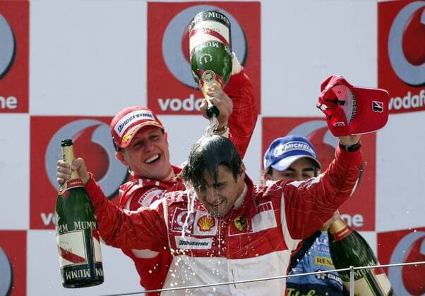 Siegerehrung GP von Europa 2006: Sieger Michael Schumacher (Deutschland Ferrari, li.) und Fernando Alonso (Spanien Renault, re.) beglücken Felipe Massa (Brasilien Ferrari) mit der Sektdusche Motorsport Grand Prix Herren Großer Preis von Europa 2006, Formel 1 Weltmeisterschaft, F1, F, GP, WM Gruppe Nürburgring Nürburg Freude,