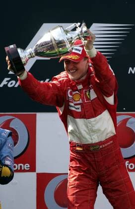 Sieger Michael Schumacher (Deutschland Ferrari) präsentiert bei der Siegerehrung des GP von Europa 2006 stolz seinen Pokal Motorsport Grand Prix Herren Großer Preis von Europa 2006, Formel 1 Weltmeisterschaft, F1, F, GP, WM Einzelbild Nürburgring Nürburg Freude,