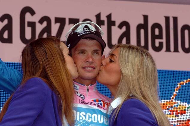 Paolo Savoldelli (Italien Discovery Channel) im Rosa Trikot des Gesamtführenden während der Siegerehrung -  Radsport Herren 89. Giro dItalia 2006, D Italia, ProTour, Straßenradsport, Straße, Rad Gruppe 2. Etappe: Mons - Charleroi Marcinelle