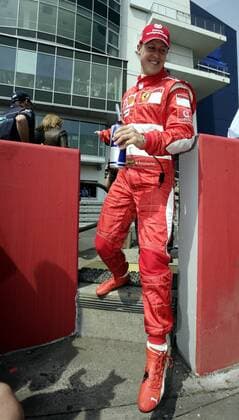 Michael Schumacher (Deutschland Ferrari) gönnt sich eine Erfrischung mit einem bekannten Energy Drink Motorsport Grand Prix Herren Großer Preis von Europa 2006, Formel 1 Weltmeisterschaft, F1, F, GP, WM Einzelbild Nürburgring Nürburg