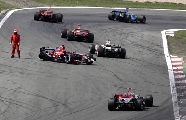 Der Bolide von Scott Speed (USA Toro Rosso Cosworth) steht nach einem Reifenplatzer auf der Strecke und wird von einem Streckenposten abgesichert Motorsport Grand Prix Herren Großer Preis von Europa 2006, Formel 1 Weltmeisterschaft, F1, F, GP, WM Gruppe Nürburgring Nürburg