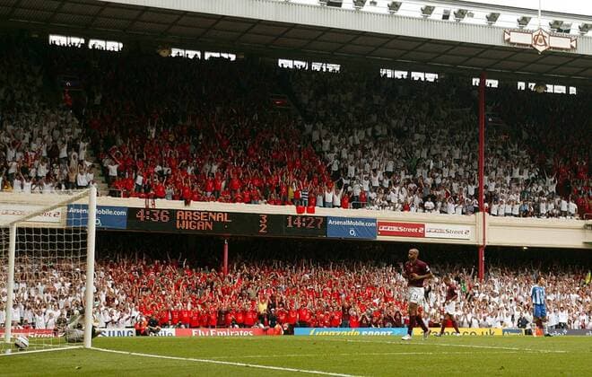 Thierry Henry (Arsenal) erzielt das 4:2 per Elfmeter, es ist zugleich das letzte Tor von Arsenal London in Highbury -  Fußball Herren English Premier League 2005 2006, 1. Englische Liga, Arsenal FC London Totale Highbury Park London