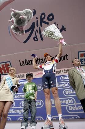 Robbie McEwen (Australien Lotto Davitamon), Etappensieger der zweiten Etappe des Giro dItalia 2006, mit seinem Sohn Ewan während der Siegerehrung -  Radsport Herren 89. Giro dItalia 2006, D Italia, ProTour, Straßenradsport, Straße, Rad Gruppe 2. Etappe: Mons - Charleroi Marcinelle Freude,