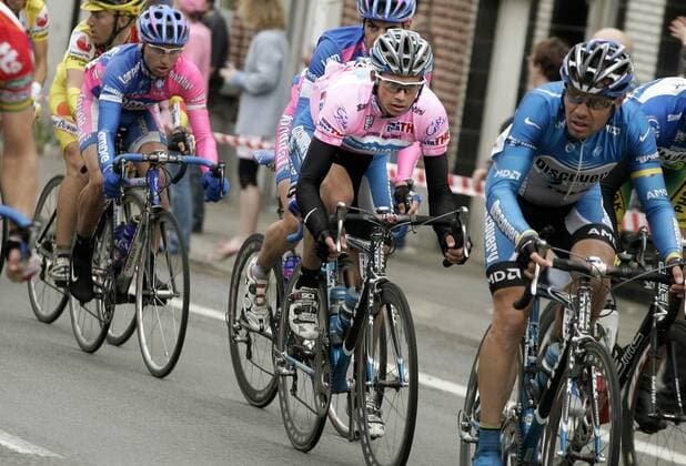 Paolo Savoldelli (Italien), im rosa Trikot des Gesamtführenden, hinter seinem Teamkollegen Viatcheslav Ekimov (Russland beide Discovery Channel) und vor Tadej Valjavec (Slowenien Lampre) -  Radsport Herren 89. Giro dItalia 2006, D Italia, ProTour, Straßenradsport, Straße, Rad Gruppe 2. Etappe: Mons - Charleroi Marcinelle