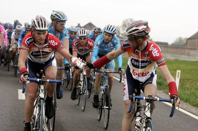Wasserträger Christophe Brandt (Belgien, re.) und Wim van Huffel (beide Belgien beide Lotto Davitamon) sorgen für Nachschub -  Radsport Herren 89. Giro dItalia 2006, D Italia, ProTour, Straßenradsport, Straße, Rad Gruppe 2. Etappe: Mons - Charleroi Marcinelle