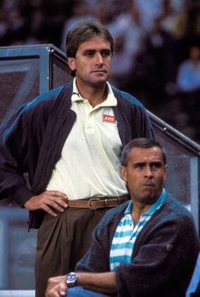 Trainer Werner Fuchs (li.) und Co Trainer Hans Eder (beide Hertha) skeptisch Fußball 2. BL Herren Saison 1989 1990, Hertha BSC Berlin Gruppe Aufnahmedatum geschätzt Berlin Nachdenklichkeit, Skepsis,