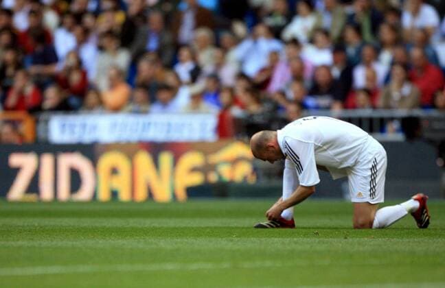 Zinedine Zidane (Real Madrid) schnürt sich die Schuhe -  (pan13967) Fußball Herren Primera Division 2005 2006, 1. Spanische Liga, Real Madrid CF, Vdig Einzelbild Madrid  