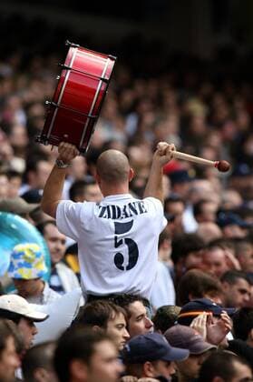 Ein Real Madrid Fan im Zinedine Zidane Trikot sorgt mit seiner Pauke für Stimmung -  (pan13966) Fußball Herren Primera Division 2005 2006, 1. Spanische Liga, Real Madrid CF, Vdig Einzelbild Madrid  