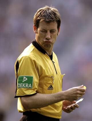 Schiedsrichter Wolfgang Stark drückt beide Augen zu Fußball 1. BL Herren Saison 2005 2006, Vdig Einzelbild Berlin