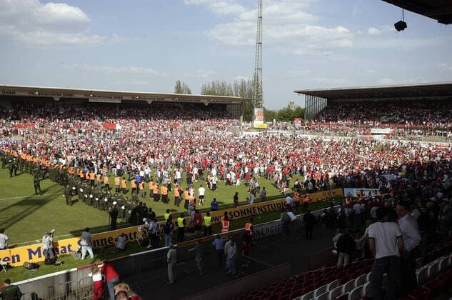 Fußball, Stadiongeschichte Kickers Offenbach Offenbacher Fans feiern nach Spielende den Klassenerhalt auf dem Rasen des Stadions am Bieberer Berg Fußball 2. BL Herren Saison 2005 2006, Kickers Offenbach, Offenbacher, OFC, Vdig Totale Stadion am Bieberer Berg Offenbach Innen, Innenansicht, Fußballstadion Masse Freude, Begeisterung,