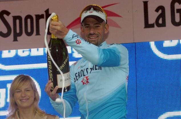 Stefan Schumacher (Deutschland Gerolsteiner) feiert seinen Etappensieg beim Giro d Italia mit einer Sektdusche -  Radsport Herren Giro dItalia 2006, d Italia, ProTour, Straßenradsport, Straße, Rad, Einzelbild 3. Etappe: Perwez - Namur Freude, Begeisterung,