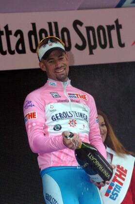 Stefan Schumacher (Deutschland Gerolsteiner) feiert seinen Etappensieg und die Übernahme des rosa Trikots als Gesamtführender des Giro d Italia 2006 mit einer Sektdusche -  Radsport Herren Giro dItalia 2006, d Italia, ProTour, Straßenradsport, Straße, Rad, Einzelbild 3. Etappe: Perwez - Namur Freude, Begeisterung,