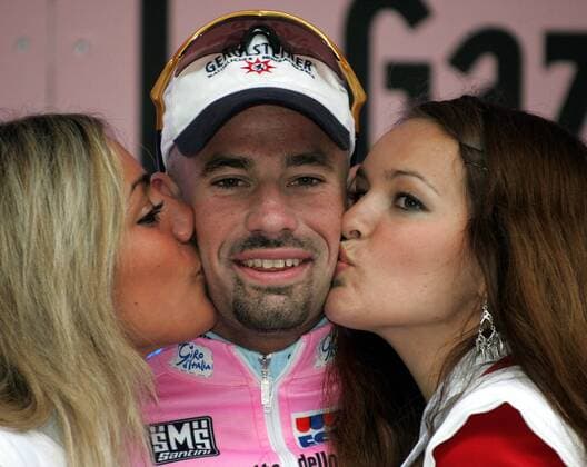 Stefan Schumacher (Deutschland Gerolsteiner) - Gewinner der dritten Etappe des Giro Ditalia 2006 von Perwez nach Namur und neuer Führender der Gesamtwertung - holt sich seine Siegerküsse ab Radsport Herren 89. Giro Ditalia 2006, D Italia, Straßenradsport, Straße, Rad, ProTour Einzelbild 3. Etappe Perwez - Namur