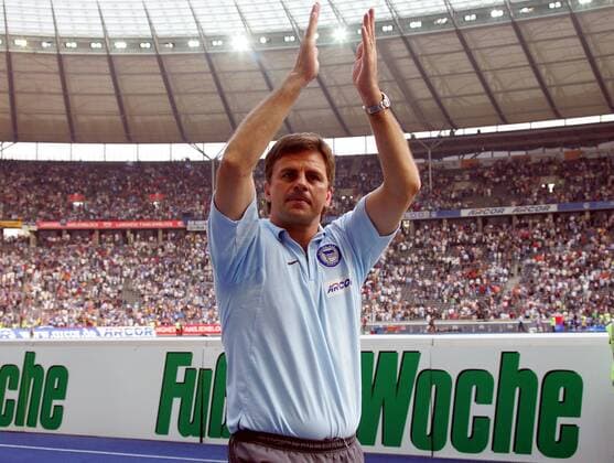 Trainer Falko Götz (Hertha) dankt den Anhängern Fußball 1. BL Herren Saison 2005 2006, Hertha BSC Berlin Einzelbild Berlin