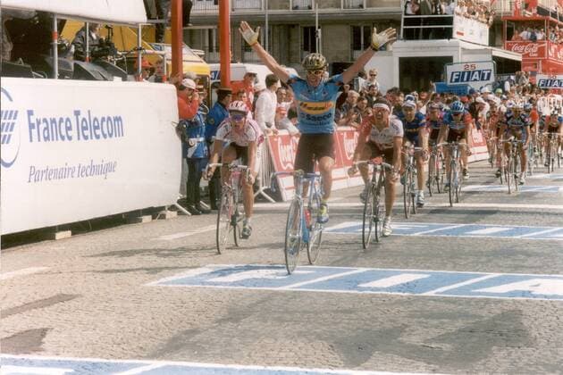 Mario Cipollini (Italien Saeco Mercatone Uno, Mitte) gewinnt die 4. Etappe der Tour de France 1995 im Massensprint vor Erik Zabel (Deutschland Team Telekom, li.) -  Radsport Herren Tour de France 1995, Straßenradsport, Straße, Rad Totale 4. Etappe: Alencon - Le Havre Freude,
