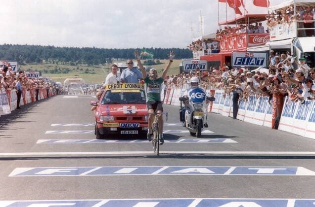 Laurent Jalabert (Frankreich Once) gewinnt die 12. Etappe der Tour de France 1995 und jubelt bei der Zielankunft vor Tour Direktor Jean Marie Leblanc (im Auto, re.) -  Radsport Herren Tour de France 1995, Straßenradsport, Straße, Rad Totale 12. Etappe: Alencon - Le Havre Freude,