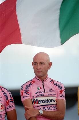 Über dem kahlrasierten Kopf von Marco Pantani (Italien Mercatone Uno) weht die italienische Nationalflagge -  Radsport Herren Tour de France 2000, Straßenradsport, Straße, Rad, Vorstellung, Präsentation, Pressetermin Einzelbild Futuroscope