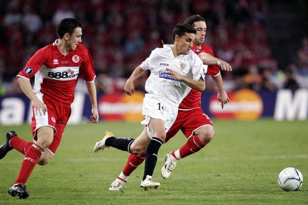 Jesus Navas Gonzalez (FC Sevilla, Mitte) gegen Fabio Rochemback (re.) und Stewart Downing (beide Middlesbrough) -  (pan14079) Fußball EC 3 Herren UEFA Cup 2005 2006, Europapokal, Europacup, Pokal, Finale, Endspiel Gruppe Eindhoven Dynamik,  