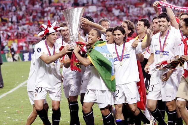 Der FC Sevilla ist UEFA Cup Sieger 2005 2006 - v.li.: Kepa Blanco, Ivica Dragutinovic, Adriano Correia Claro, Jesus Navas Gonzalez, Fernando Sales, Pablo Ruiz Barrero - (pan14079) Fußball EC 3 Damen UEFA Cup 2005 2006, Europapokal, Europacup, Pokal, Finale, Endspiel, FC Sevilla Totale Eindhoven Freude, Begeisterung,
