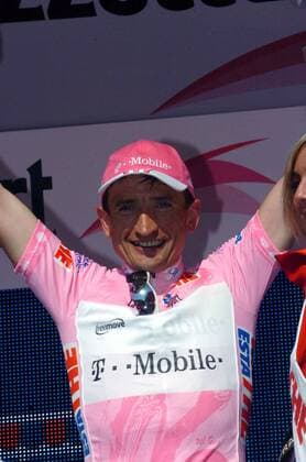Serhiy Honchar (Ukraine T Mobile) jubelt im rosa Trikot des Gesamtführenden -  Radsport Herren 89. Giro dItalia 2006, d Italia, ProTour, Straßenradsport, Straße, Rad, Zeitfahren Einzelbild 5. Etappe: Piacenza - Cremona Freude,