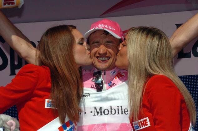 Serhiy Honchar (Ukraine T Mobile) im rosa Trikot des Gesamtführenden bekommt einen Siegerkuß von zwei Hostessen -  Radsport Herren 89. Giro dItalia 2006, d Italia, ProTour, Straßenradsport, Straße, Rad, Zeitfahren Gruppe girls, Augen zu, geschlossen 5. Etappe: Piacenza - Cremona Freude,