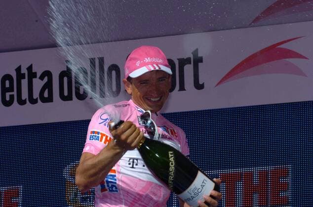 Serhiy Honchar (Ukraine T Mobile) im rosa Trikot des Gesamtführenden eröffnet eine Sektdusche -  Radsport Herren 89. Giro dItalia 2006, d Italia, ProTour, Straßenradsport, Straße, Rad, Zeitfahren Einzelbild 5. Etappe: Piacenza - Cremona Freude,