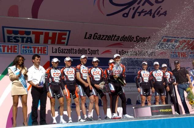 Team CSC - Sieger im Mannschaftszeitfahren, Ivan Basso (Italien) eröffnet die Sektdusche -  Radsport Herren 89. Giro dItalia 2006, d Italia, ProTour, Straßenradsport, Straße, Rad, Zeitfahren Totale 5. Etappe: Piacenza - Cremona Freude,