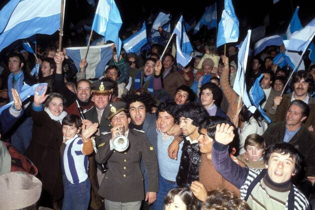 Argentinische Fans feiern den Weltmeistertitel in den Straßen von Buenos Aires, zwei Polizisten begleiten die Jubelarie musikalisch mit einer Trompete Fußball Länderspiel Herren Weltmeisterschaft 1978, Nationalmannschaft, Nationalteam, Finale, Endspiel, Vdia Totale Polizeieinsatz, Polizei, Polizist, Polizisten Buenos Aires Freude, Begeisterung,