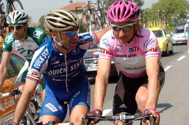 Paolo Bettini (li., Italien Quick Step Innergetic) scherzt mit Serhiy Honchar (Ukraine T Mobile), der im Rosa Trikot unterwegs ist -  Radsport Herren 89. Giro d Italia 2006, DItalia, ProTour, Straßenradsport, Straße, Rad, Vdig Gruppe 6. Etappe: Busseto - Forli Harmonie, Kameradschaft,