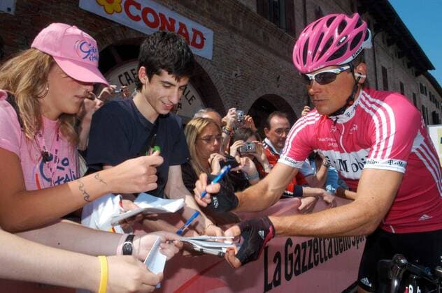 Jan Ullrich (Deutschland T Mobile) schreibt Autogramme -  Radsport Herren 89. Giro d Italia 2006, DItalia, ProTour, Straßenradsport, Straße, Rad, Vdig Gruppe 6. Etappe: Busseto - Forli