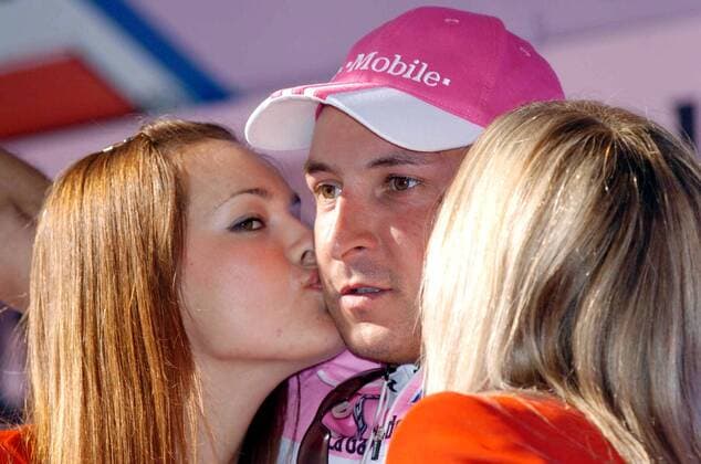 Olaf Pollack (Deutschland T Mobile) bekommt im Rosa Trikot des Gesamtführenden Küsse von zwei Hostessen -  Radsport Herren 89. Giro d Italia 2006, DItalia, ProTour, Straßenradsport, Straße, Rad, Vdig Gruppe 6. Etappe: Busseto - Forli Freude,