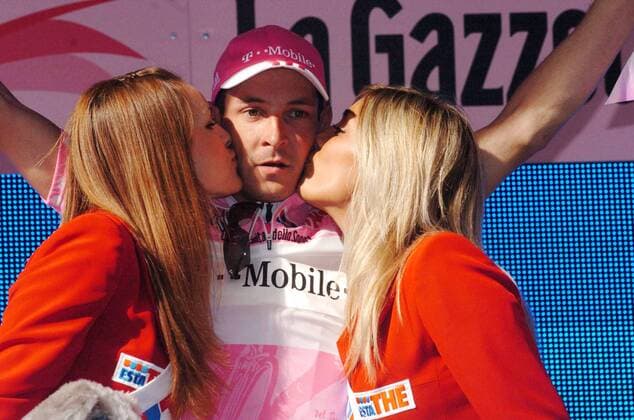 Olaf Pollack (Deutschland T Mobile) bekommt im Rosa Trikot des Gesamtführenden Küsse von zwei Hostessen -  Radsport Herren 89. Giro d Italia 2006, DItalia, ProTour, Straßenradsport, Straße, Rad, Vdig Gruppe 6. Etappe: Busseto - Forli Freude,