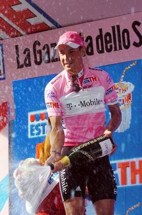Champagnerdusche - Olaf Pollack (Deutschland T Mobile) während der Siegerehrung im Rosa Trikot des Gesamtführenden -  Radsport Herren 89. Giro d Italia 2006, DItalia, ProTour, Straßenradsport, Straße, Rad, Vdig Einzelbild 6. Etappe: Busseto - Forli Freude,