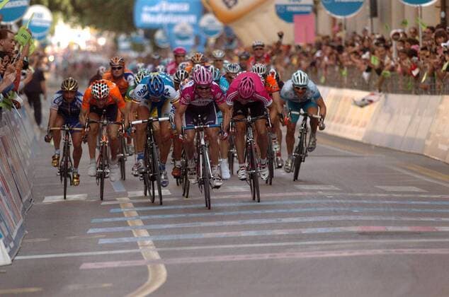 Zielsprint auf der 6. Etappe der Giro dItalia 2006: Robbie McEwen (Australien Davitamon Lotto, Mitte) liegt knapp in Führung -  Radsport Herren 89. Giro dItalia 2006, d Italia, ProTour, Straßenradsport, Straße, Rad Totale 6. Etappe: Busseto - Forli Dynamik, Spannung