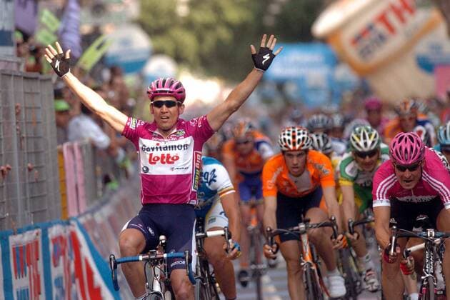 Zieleinlauf auf der 6. Etappe der Giro dItalia 2006: Robbie McEwen (Australien Davitamon Lotto, li.) gewinnt knapp vor Olaf Pollack (Deutschland T Mobile, re.) -  Radsport Herren 89. Giro dItalia 2006, d Italia, ProTour, Straßenradsport, Straße, Rad Gruppe 6. Etappe: Busseto - Forli Freude,