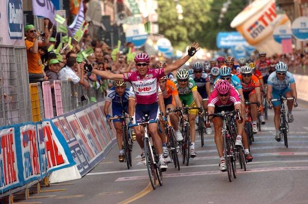Zieleinlauf auf der 6. Etappe der Giro dItalia 2006: Robbie McEwen (Australien Davitamon Lotto, li.) gewinnt knapp vor Olaf Pollack (Deutschland T Mobile, re.) -  Radsport Herren 89. Giro dItalia 2006, d Italia, ProTour, Straßenradsport, Straße, Rad Gruppe 6. Etappe: Busseto - Forli Freude,
