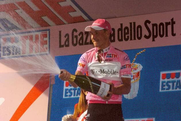 Olaf Pollack (Deutschland T Mobile) erfreut sich während der Siegerehrung im Rosa Trikot des Gesamtführenden mit einer Sektdusche -  Radsport Herren 89. Giro dItalia 2006, d Italia, ProTour, Straßenradsport, Straße, Rad Einzelbild 6. Etappe: Busseto - Forli Freude,