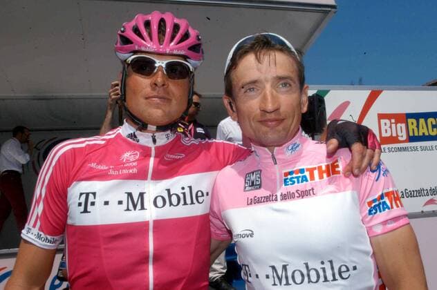 Jan Ullrich (Deutschland, li.) und der Gesamtführende Serhiy Honchar (Ukraine beide T Mobile) -  Radsport Herren 89. Giro dItalia 2006, d Italia, ProTour, Straßenradsport, Straße, Rad Gruppe 6. Etappe: Busseto - Forli Kameradschaft,