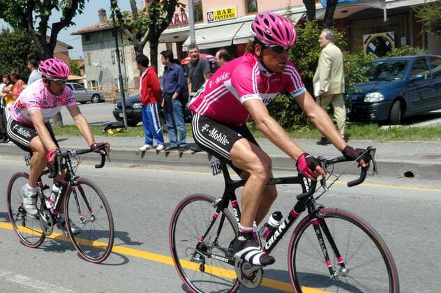 Jan Ullrich (Deutschland, re.) vor dem Gesamtführenden Serhiy Honchar (Ukraine beide T Mobile) -  Radsport Herren 89. Giro dItalia 2006, d Italia, ProTour, Straßenradsport, Straße, Rad Gruppe 6. Etappe: Busseto - Forli