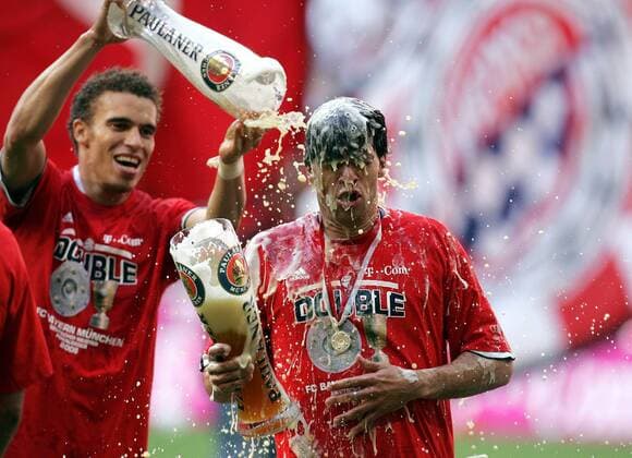 Fußball, FC Bayern München, Deutscher Meister 2006 Michael Ballack (re.) bekommt von Valerien Ismael (beide Bayern) eine Weißbierdusche zum Gewinn des Doubles 2005 2006 Fußball 1. BL Herren Saison 2005 2006, FC Bayern München, Sieg, Sieger, Deutscher Meister, Deutsche Meisterschaft, Feier Gruppe München Freude,