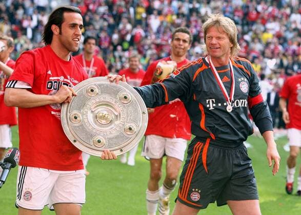 Fußball, FC Bayern München, Deutscher Meister 2006 Torwart Oliver Kahn (re.) übergibt die Meisterschale an Ali Karimi (beide Bayern) Fußball 1. BL Herren Saison 2005 2006, FC Bayern München, Deutscher Meister, Deutsche Meisterschaft, Meisterfeier, Feier Gruppe München Freude,