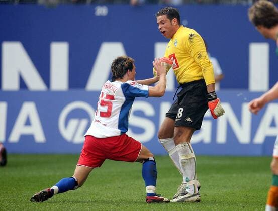 Torwart Tim Wiese (Bremen, re.) gerät mit Piotr Trochowski (HSV) aneinander Fußball 1. BL Herren Saison 2005 2006, Hamburger SV - SV Werder Bremen 1:2 Gruppe Hamburg Spannung,