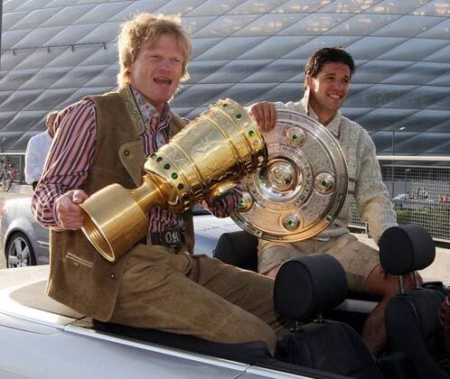 Torwart Oliver Kahn (li.) und Michael Ballack (beide Bayern) starten den Autokorso vor der Münchner AllianzArena und präsentieren nach dem Gewinn des Doubles die Trophäen für DFB Pokal und Meisterschaft Fußball 1. BL Herren Saison 2005 2006, FC Bayern München, Sieg, Sieger, Deutscher Meister, Deutsche Meisterschaft, Feier Gruppe AllianzArena, Allianz Arena München, traditionell, Doublesieger, Doublesieg Freude,