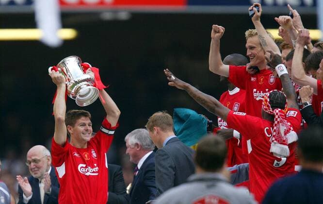 Steven Gerrard (Liverpool, li.) präsentiert seinen Mitspielern den FA Cup -  Fußball Herren English FA Cup 2005 2006, Englischer Pokal, Pokalspiel, Finale, Endspiel, FC Liverpool, Gruppe Pokalfinale, Pokalendspiel Cardiff, 1. Englische Liga Freude, Begeisterung,