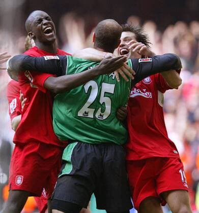 Torwart Jose Reina (vorn) nimmt die Glückwünsche von Mohamed Lamine Sissoko (li.) und Fernando Morientes (alle Liverpool) entgegen -  Fußball Herren English FA Cup 2005 2006, Englischer Pokal, Pokalspiel, FC Liverpool, Finale, Endspiel, Gruppe Pokalfinale, Pokalendspiel Cardiff, 1. Englische Liga Freude, Begeisterung,