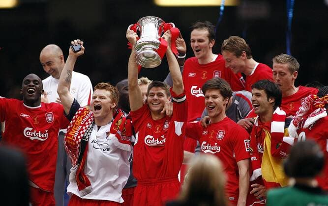 Steven Gerrard (Mitte) präsentiert die Trophäe für den Erfolg im FA Cup 2006, daneben v.li.: Mohamed Sissoko, John Arne Riise, Xabi Alonso, Fernando Morientes und Peter Crouch (alle Liverpool) - EDITORIAL USE ONLY. No use with unauthorised audio, video, data, fixture lists, club league logos or live services. Online in-match use limited to 120 images, no video emulation. No use in betting, games or single club league player publications. Fußball Herren English FA Cup 2005 2006, Englischer Pokal, Pokalspiel, Finale, Endspiel, FC Liverpool Gruppe Cardiff Begeisterung, Freude,