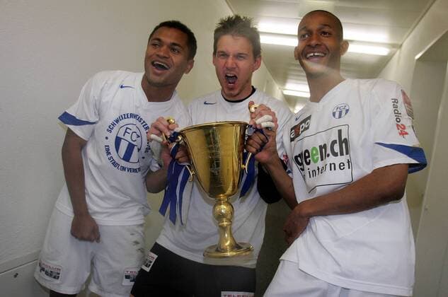 Emotionen mit dem Schweizer Meisterpokal, v.li.: Rafael de Araujo, Torwart Johnny Leoni und Clederson Cesar de Souza (alle FC Zürich) -  Fußball Herren Super League 2005 2006, Nationalliga A, NLA, 1. Schweizer Liga, Meistershirt Gruppe Basel Begeisterung, Freude,